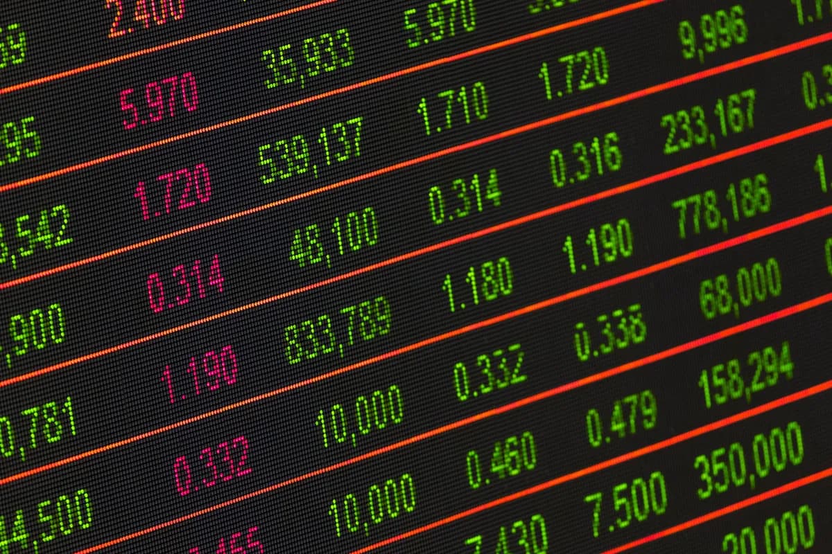 Écrans affichant plusieurs marchés financiers pour l'analyse des corrélations en trading