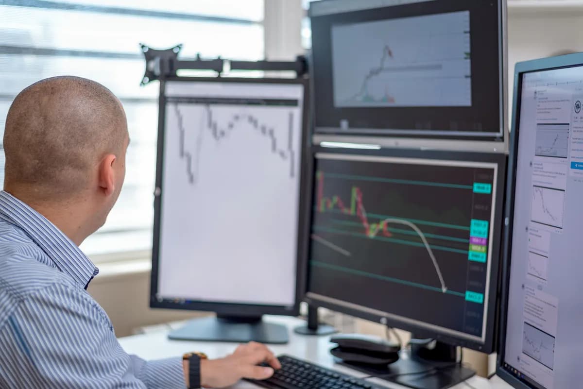Données historiques de trading affichées sous forme de courbes et de statistiques sur un écran
