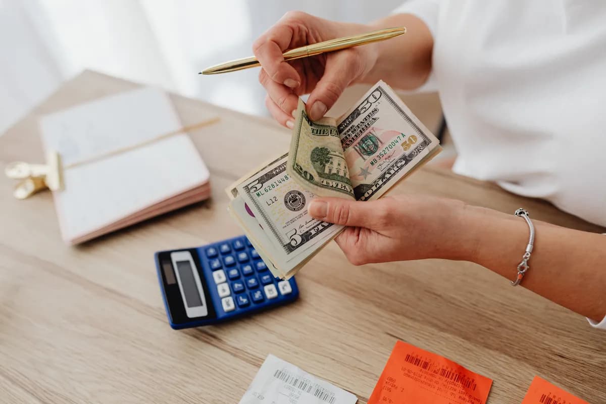 Gestion du capital et money management en trading avec calculatrice et billets