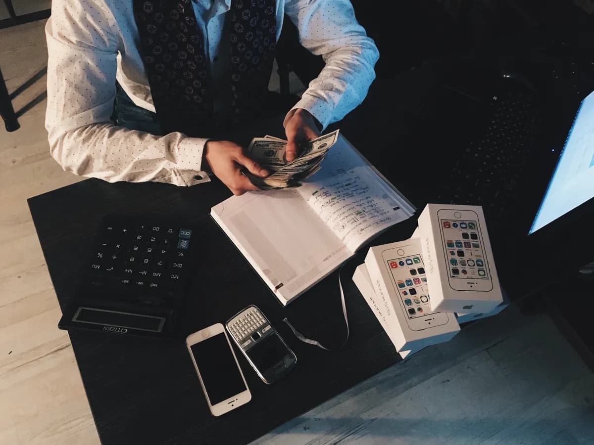 Trader analysant le calendrier économique et les publications de données sur ordinateur