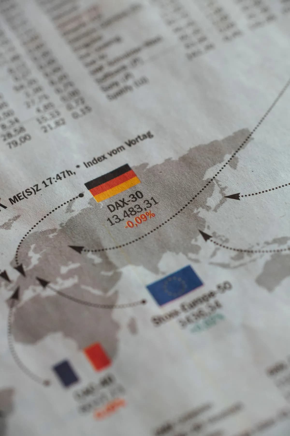 Écrans affichant les graphiques des indices boursiers DAX S&P500 pour le trading