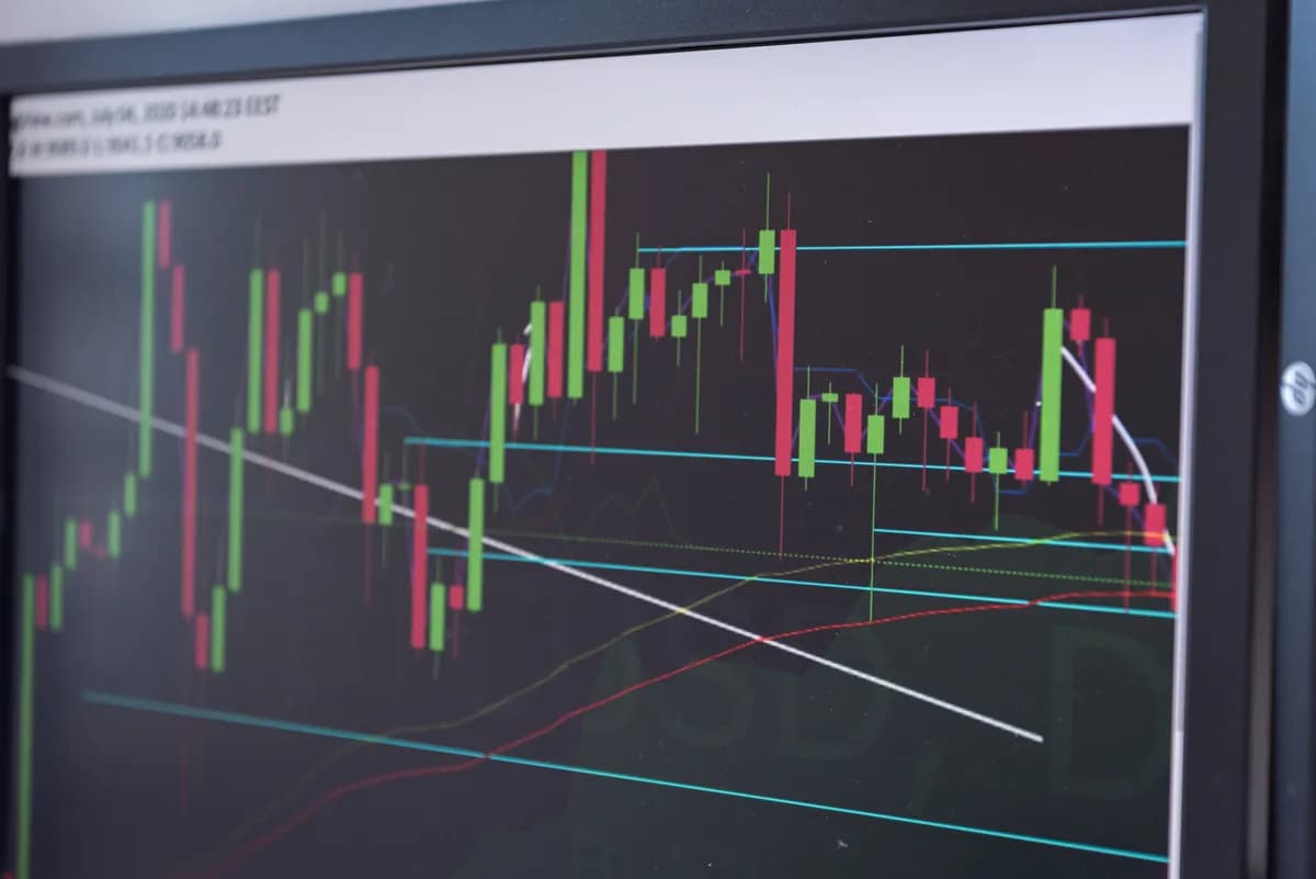graphique de trading sur écran pour illustrer l'analyse ichimoku et le nuage