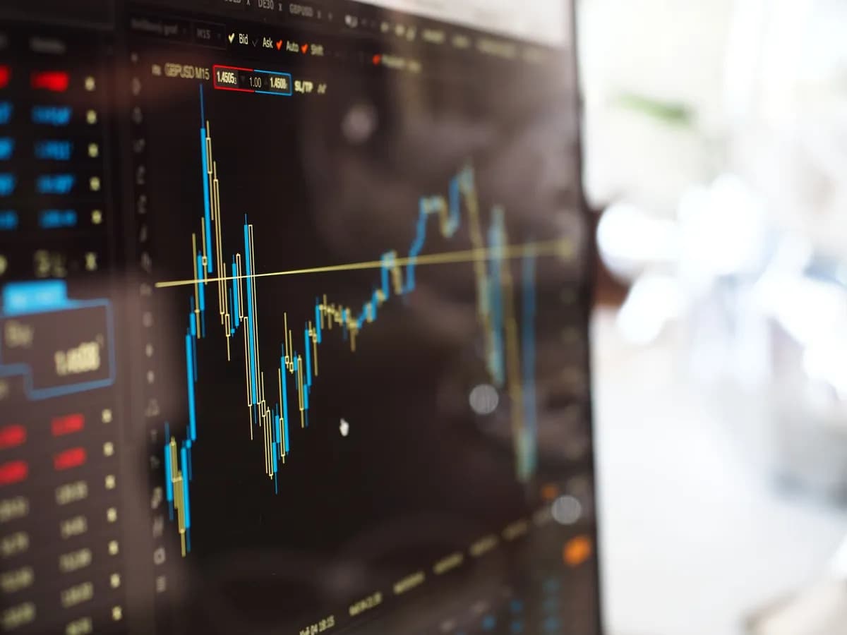 Graphique en chandeliers japonais affichant des patterns de prix sur un écran de trading