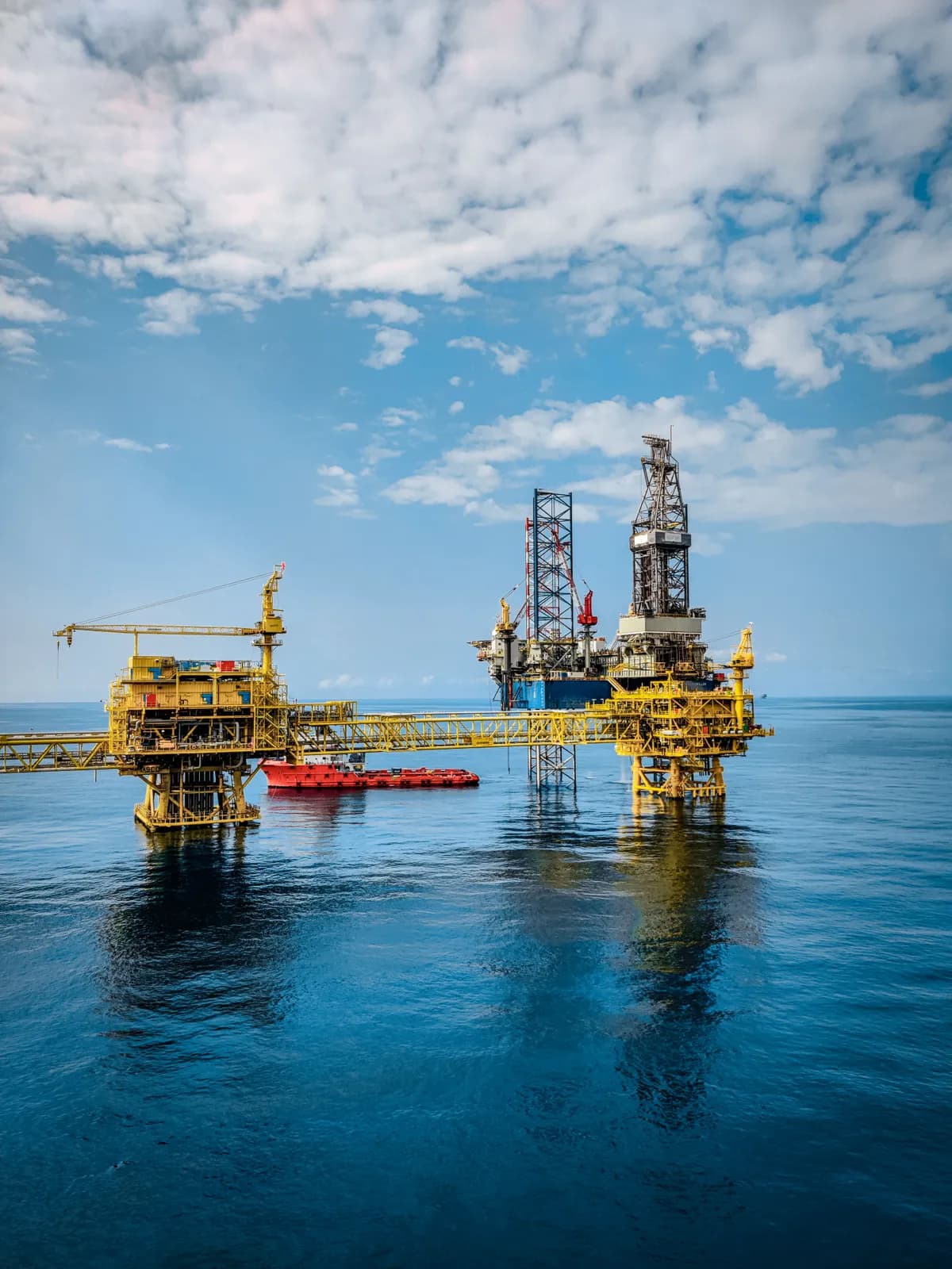 plateforme pétrolière offshore illustrant le trading pétrole et le marché du baril