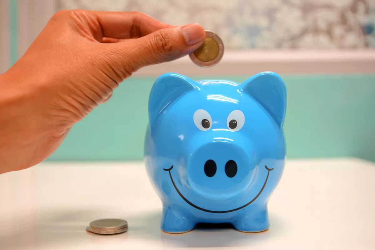 Billets de différentes devises illustrant le marché forex et le trading de devises