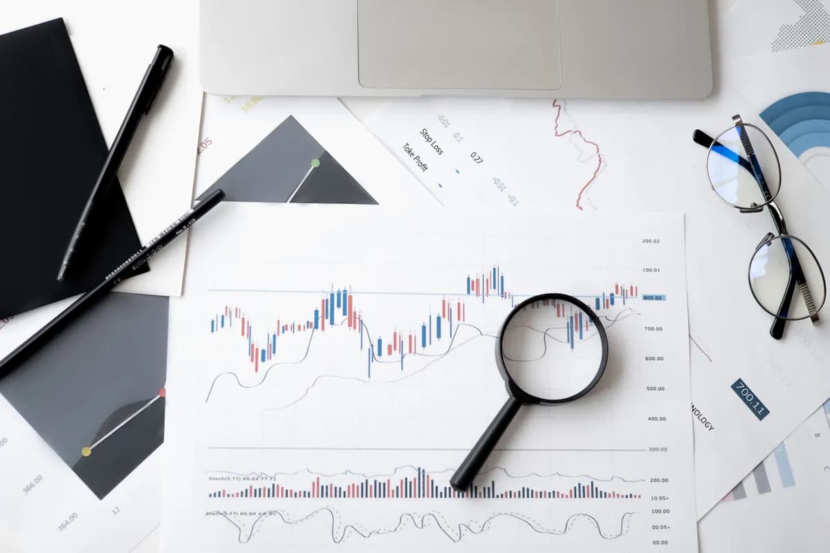 calendrier et graphique illustrant la saisonnalité des marchés en trading