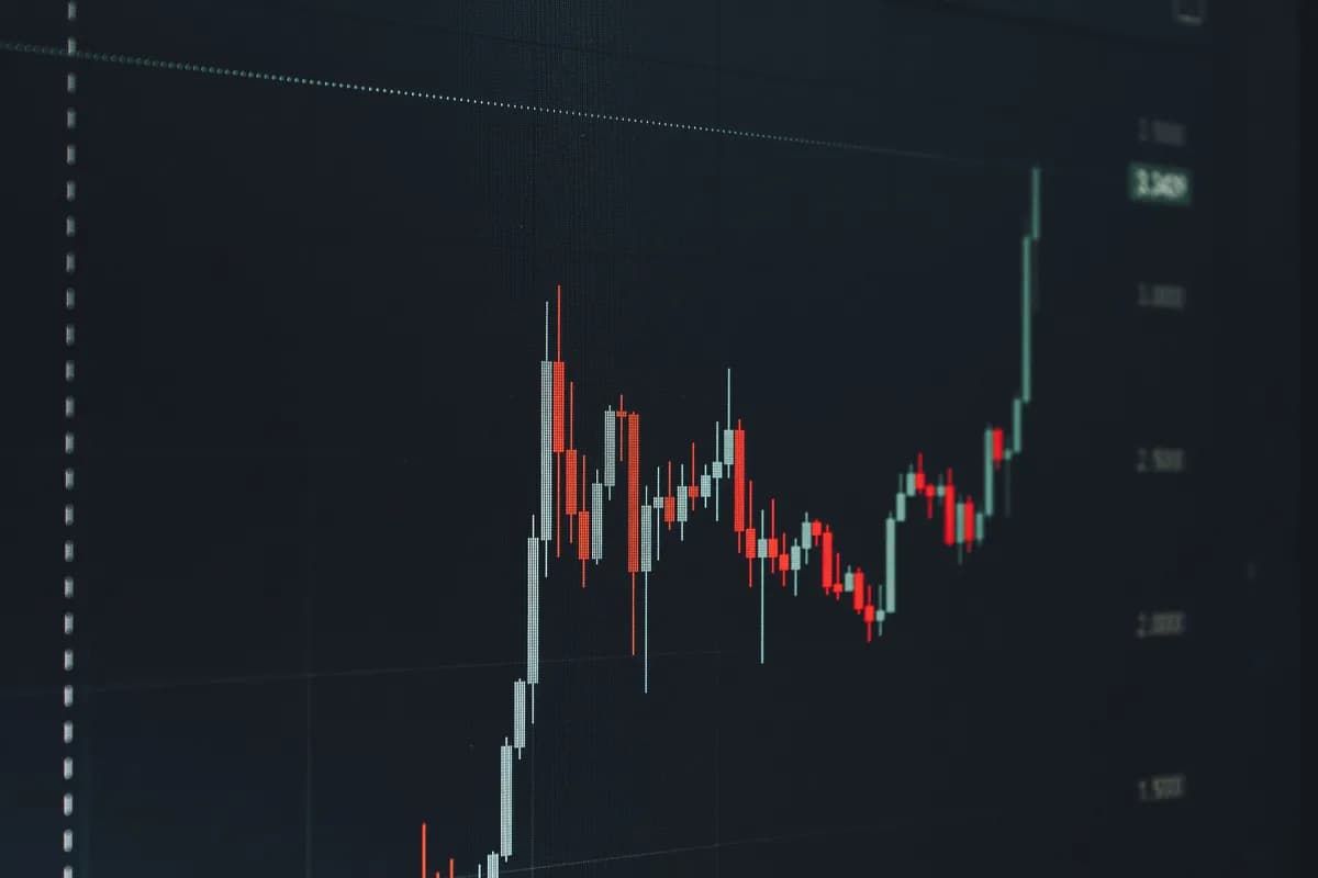 Graphiques de swing trading sur plusieurs jours montrant une tendance haussière structurée avec bougies japonaises