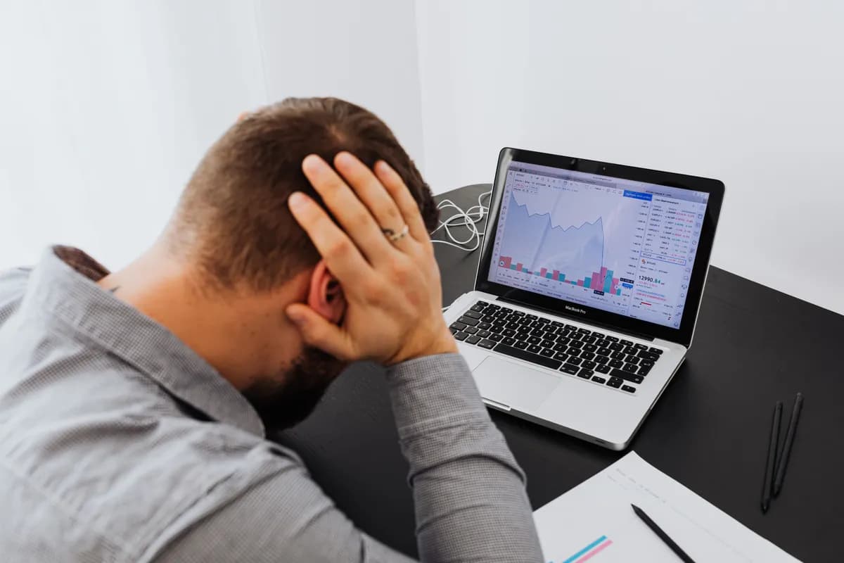 Trader stressé face à son écran après une série de pertes en overtrading