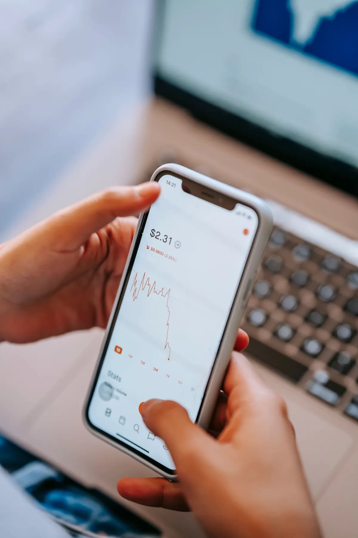 Trader à temps partiel consultant son application de trading sur smartphone pendant une pause