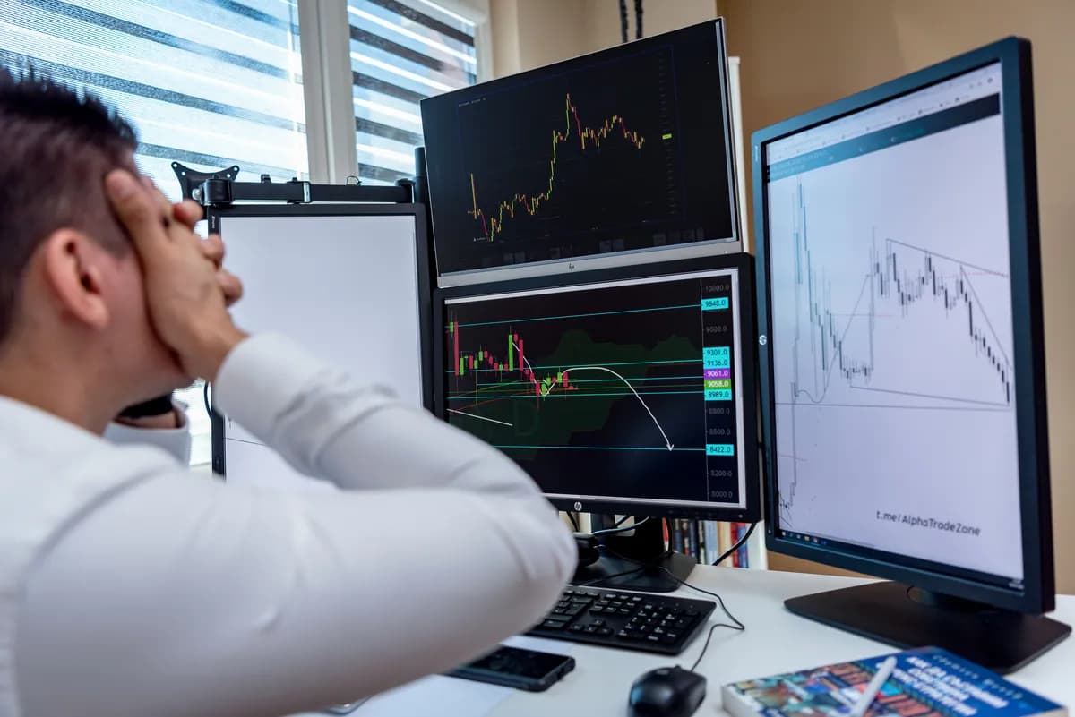 trader stressé en tilt face à des pertes successives sur les marchés